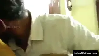 घरेलू भाभी ने सेल्समैन के साथ देसी चुदाई करके हिंदी बीएफ एमएमएस बनाया — screenshot 2