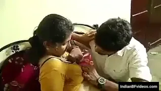 घरेलू भाभी ने सेल्समैन के साथ देसी चुदाई करके हिंदी बीएफ एमएमएस बनाया — screenshot 3