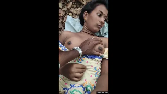 सुखी पत्तियों पर लिटाकर भाभी की फूली मोटी चूत को चोदने वाली देहाती चुदाई ब्लू फिल्म — screenshot 7