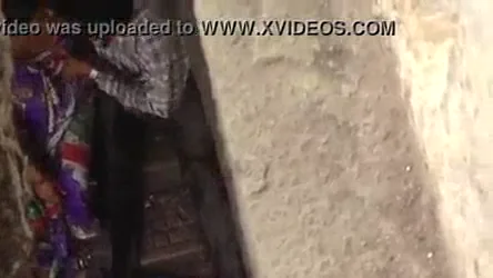 पति पत्नी खुले मैदान में सेक्स करते पकड़े गए देसी MMS वीडियो — screenshot 6