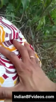 गाँव की देहाती लड़की खेत में घोड़ी बनकर चोदी जाती हुई देसी सेक्स वीडियो — screenshot 3
