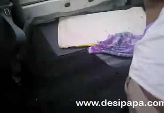ड्राइवर ने तमिल भाभी के बड़े बूब्स चूसकर कार में चुदाई हिंदी बीएफ — screenshot 4