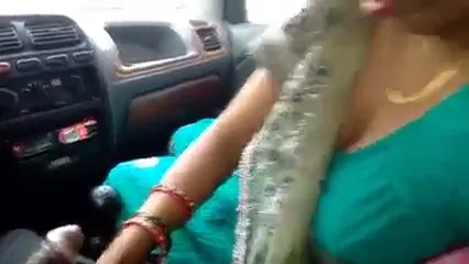 कार में साड़ी वाली आंटी ने प्रेमी का लंड हिलाकर चूत चुदाई वीडियो बनाया — screenshot 2