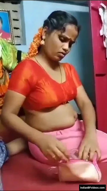 देवर के सामने नंगी होकर कपड़े बदलती रंडी भाभी की देसी चुदाई हिंदी बीएफ वीडियो — screenshot 3