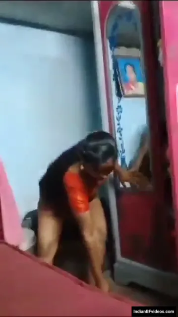 देवर के सामने नंगी होकर कपड़े बदलती रंडी भाभी की देसी चुदाई हिंदी बीएफ वीडियो — screenshot 4