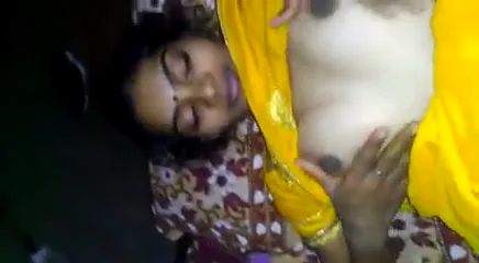 साड़ी वाली देसी भाभी के बूब्स मसलकर जोरदार चोदा गांव वाली चुदाई — screenshot 5