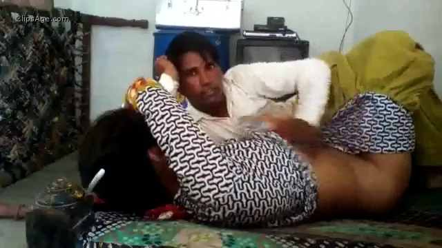 दोस्त की बहन को उसके घर पर अकेले पाकर चोदने वाली देहाती चुदाई हिंदी बीएफ MMS — screenshot 1