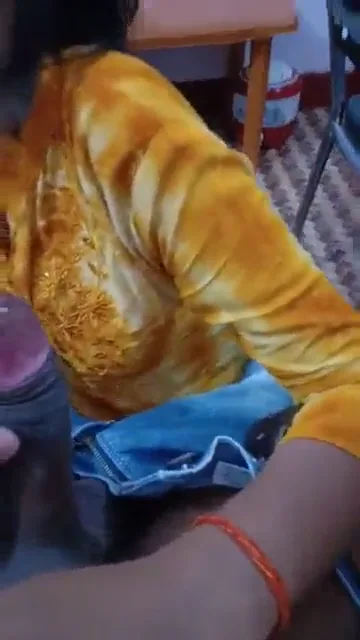 सेक्सी गांव की देसी लड़की ने बड़े लंड को मुंह में लेकर चूसा हिंदी बीएफ वीडियो — screenshot 2