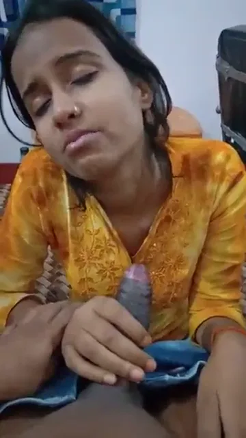 सेक्सी गांव की देसी लड़की ने बड़े लंड को मुंह में लेकर चूसा हिंदी बीएफ वीडियो — screenshot 4