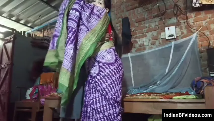 गोरी गांड वाली विलेज वाइफ टांग उठाकर बेडरूम में पति से चुदाई लेती देसी बीएफ MMS