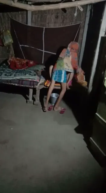 पंच अंकल से अपनी बात मनवाने के लिए भाभी की मोटी चूत चुदाई हिंदी बीएफ — screenshot 1