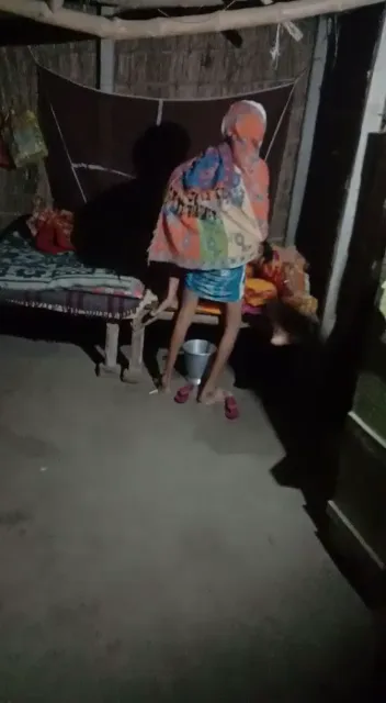 पंच अंकल से अपनी बात मनवाने के लिए भाभी की मोटी चूत चुदाई हिंदी बीएफ — screenshot 2