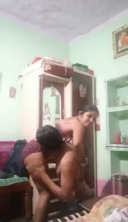 ठरकी देसी कपल घर पर नंगा होकर सेक्स करते हुए होममेड हिंदी बीएफ वीडियो — screenshot 2