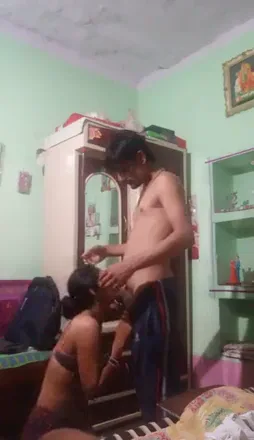 ठरकी देसी कपल घर पर नंगा होकर सेक्स करते हुए होममेड हिंदी बीएफ वीडियो — screenshot 5