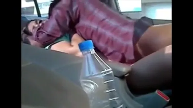 इंडियन कपल की कार में जोरदार चुदाई हिंदी बीएफ वीडियो — screenshot 1