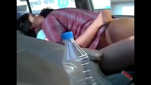 इंडियन कपल की कार में जोरदार चुदाई हिंदी बीएफ वीडियो — screenshot 8