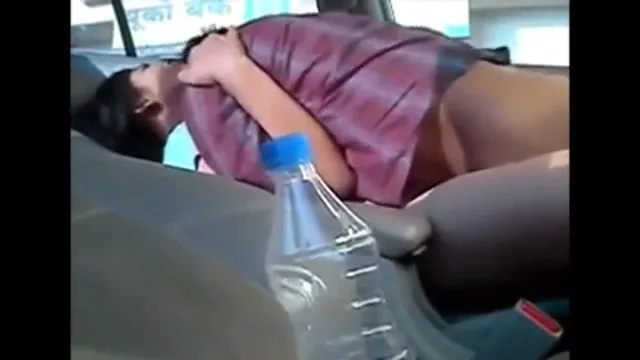 इंडियन कपल की कार में जोरदार चुदाई हिंदी बीएफ वीडियो — screenshot 9