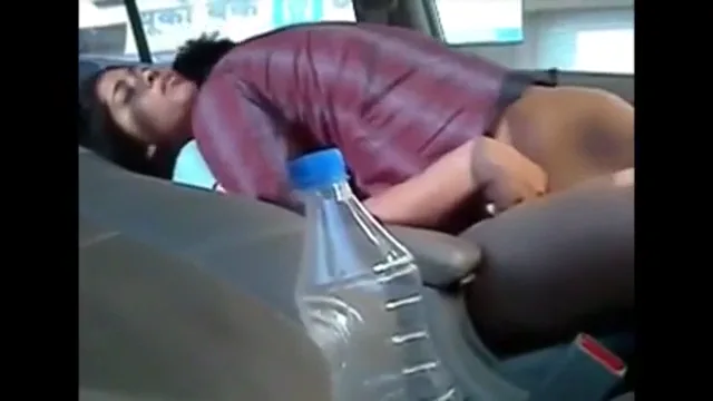 इंडियन कपल की कार में जोरदार चुदाई हिंदी बीएफ वीडियो — screenshot 10