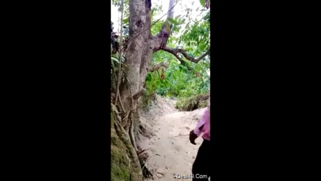 जंगल में कलिग के साथ देसी गांव की लड़की की चोदमपट्टी चुदाई का देहाती MMS वीडियो — screenshot 1
