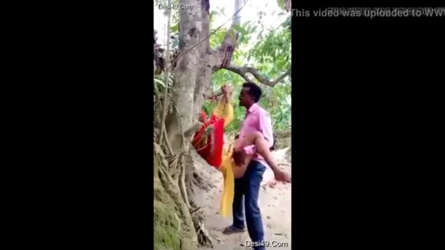 जंगल में कलिग के साथ देसी गांव की लड़की की चोदमपट्टी चुदाई का देहाती MMS वीडियो — screenshot 4