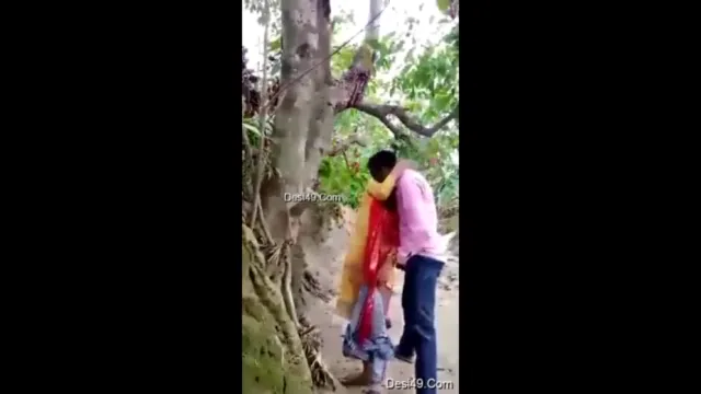 जंगल में कलिग के साथ देसी गांव की लड़की की चोदमपट्टी चुदाई का देहाती MMS वीडियो — screenshot 6