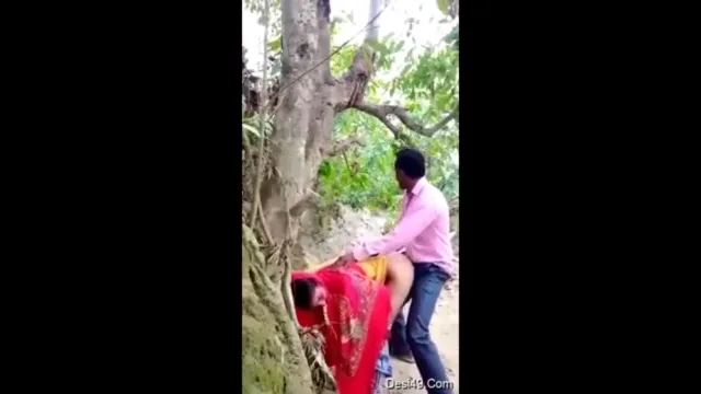 जंगल में कलिग के साथ देसी गांव की लड़की की चोदमपट्टी चुदाई का देहाती MMS वीडियो — screenshot 7