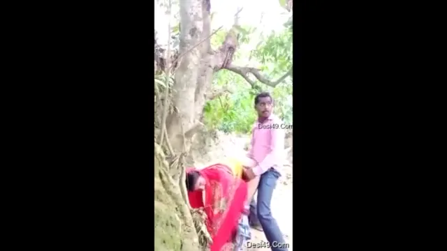 जंगल में कलिग के साथ देसी गांव की लड़की की चोदमपट्टी चुदाई का देहाती MMS वीडियो — screenshot 9