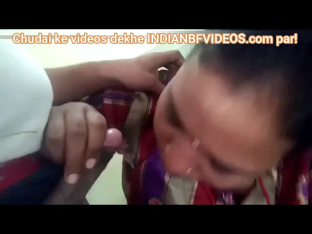 तमिल हॉट आंटी ने अपने मोटे बूब्स दिखाकर लंड चूसने का सेक्सी वीडियो — screenshot 3
