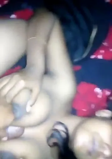 जीएफ के बड़े बूब्स को हाथों से दबाकर जोरदार फकिंग किया देसी सेक्स वीडियो — screenshot 4