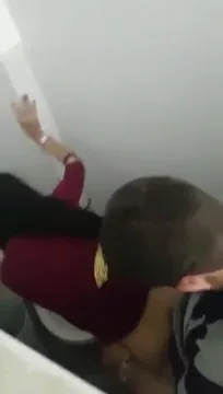 पब के टॉयलेट में अनजान लड़के लड़की ने खड़ी होकर जोरदार चुदाई की असली सेक्स वीडियो — screenshot 2