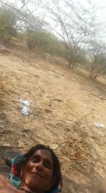 देहाती औरत खुले मैदान में बेफिक्र होकर चूत चुदवाती गांव की चुदाई — screenshot 4