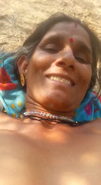 देहाती औरत खुले मैदान में बेफिक्र होकर चूत चुदवाती गांव की चुदाई — screenshot 5
