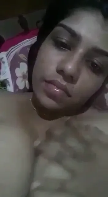 बड़े बूब्स दबाकर हस्तमैथुन करती नंगी लड़की का देसी MMS वीडियो — screenshot 2