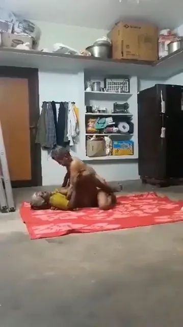 बूढ़े दादा दादी जवान चोदा चोदी करते हैं देसी सेक्स वीडियो — screenshot 5
