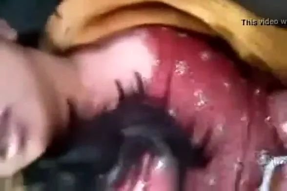 हनीमून कपल की कार में देसी चुदाई करते हुए MMS हिंदी बीएफ वीडियो — screenshot 2