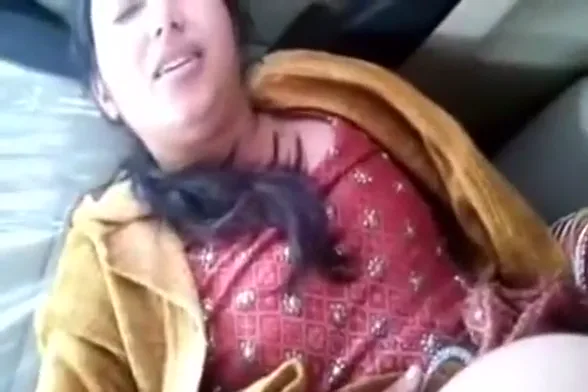 हनीमून कपल की कार में देसी चुदाई करते हुए MMS हिंदी बीएफ वीडियो — screenshot 4