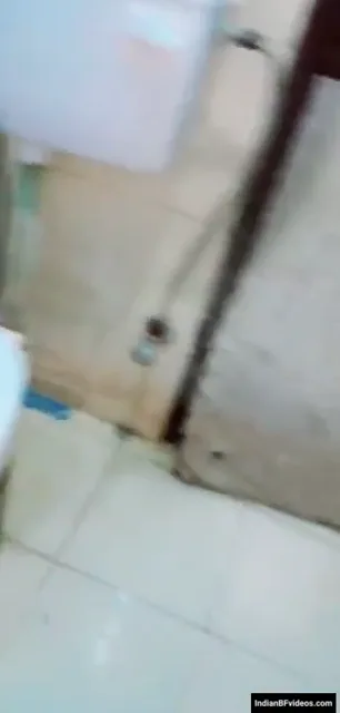 हॉट इंडियन कपल बाथरूम में नहाते हुए जोरदार सेक्स करते हुए वीडियो — screenshot 1