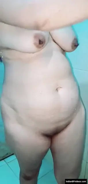 हॉट इंडियन कपल बाथरूम में नहाते हुए जोरदार सेक्स करते हुए वीडियो — screenshot 3
