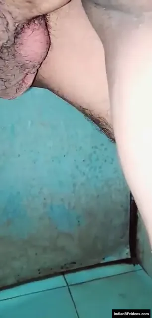 हॉट इंडियन कपल बाथरूम में नहाते हुए जोरदार सेक्स करते हुए वीडियो — screenshot 6