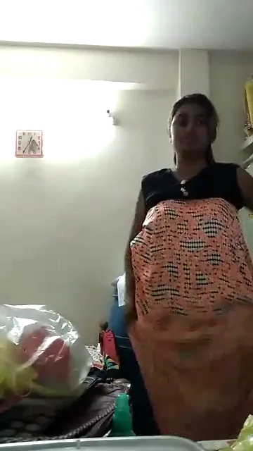 बड़ी चर्बीदार गांड वाली तेलुगू बेब की नंगी चूत गांड शो वीडियो — screenshot 5