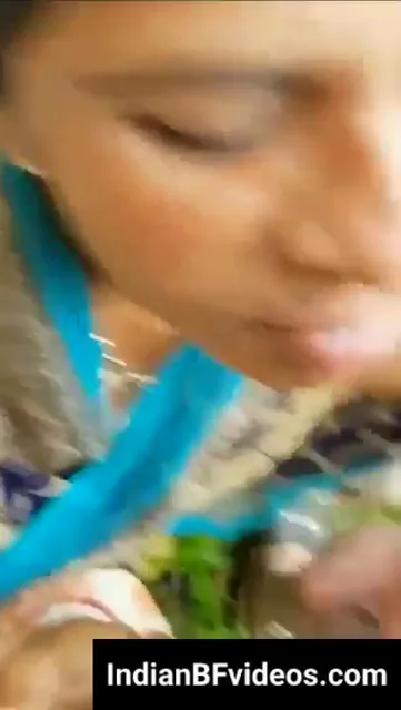 रोड साइड रंडी आंटी को पैसे देकर मुंह में लंड चुसवाया वीडियो — screenshot 1