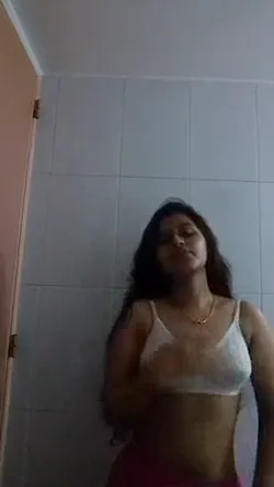 देसी लड़की की मोटी चूत में उंगलियां डालकर जोरदार हस्तमैथुन करते हुए गांव की ब्लू फिल्म हिंदी बीएफ वीडियो — screenshot 1