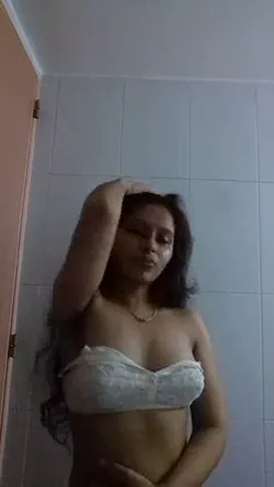 देसी लड़की की मोटी चूत में उंगलियां डालकर जोरदार हस्तमैथुन करते हुए गांव की ब्लू फिल्म हिंदी बीएफ वीडियो — screenshot 2