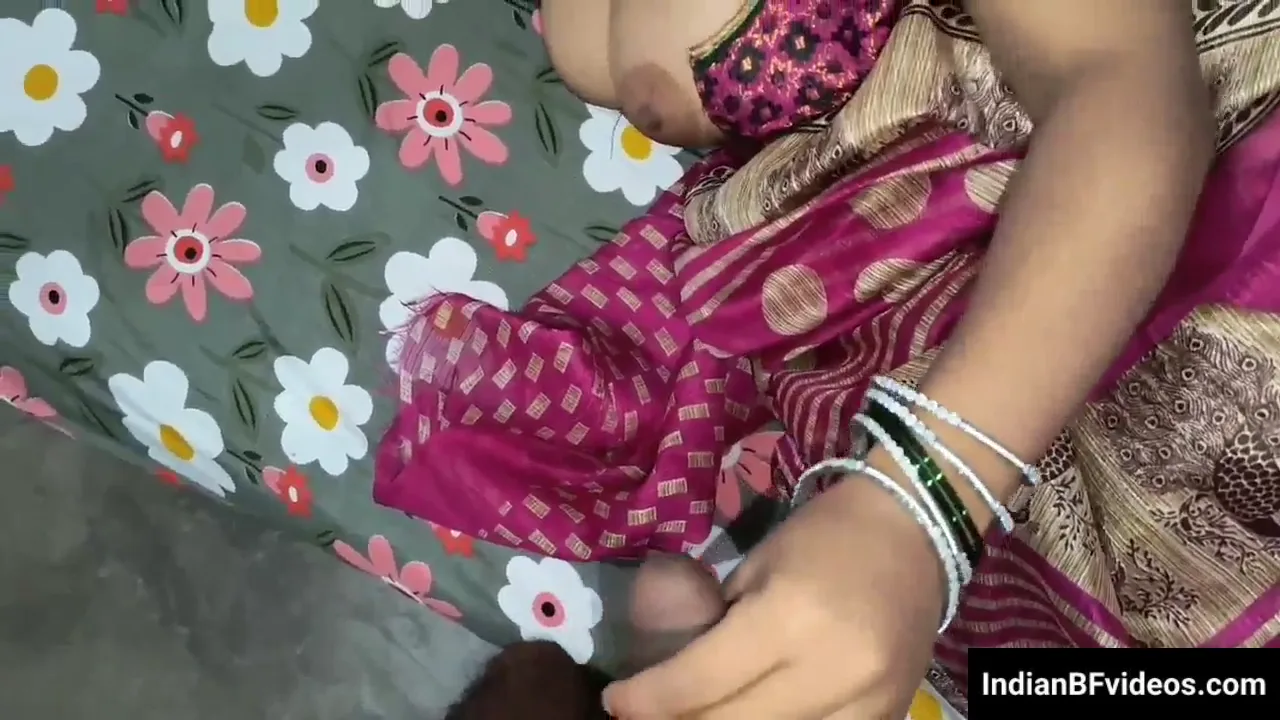 सलोनी भाभी सिगरेट पीते हुए गांड चुदवाई और मुँह पर कमशॉट लिया गांव