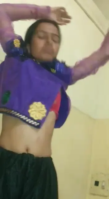 चुदाई के बाद कपड़े पहनती मजाकिया गर्लफ्रेंड देसी चूत चुदाई हिंदी बीएफ वीडियो — screenshot 4
