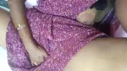 कामवाली बाई की भोसड़ी खुजाते हुए गंदा देहाती चुदाई वाला वीडियो — screenshot 3