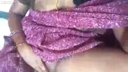 कामवाली बाई की भोसड़ी खुजाते हुए गंदा देहाती चुदाई वाला वीडियो — screenshot 4