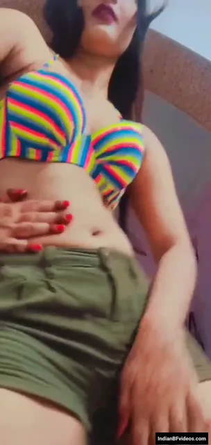 सेक्सी स्लिम बेब नंगी डांस करके चूत दिखाती हुई न्यूड वीडियो — screenshot 1