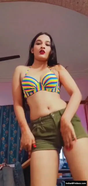 सेक्सी स्लिम बेब नंगी डांस करके चूत दिखाती हुई न्यूड वीडियो — screenshot 3