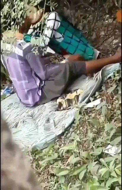 झाड़ियों में सेक्स करते लवर्स को चुपके से रिकॉर्ड किया देसी एमएमएस वीडियो — screenshot 1